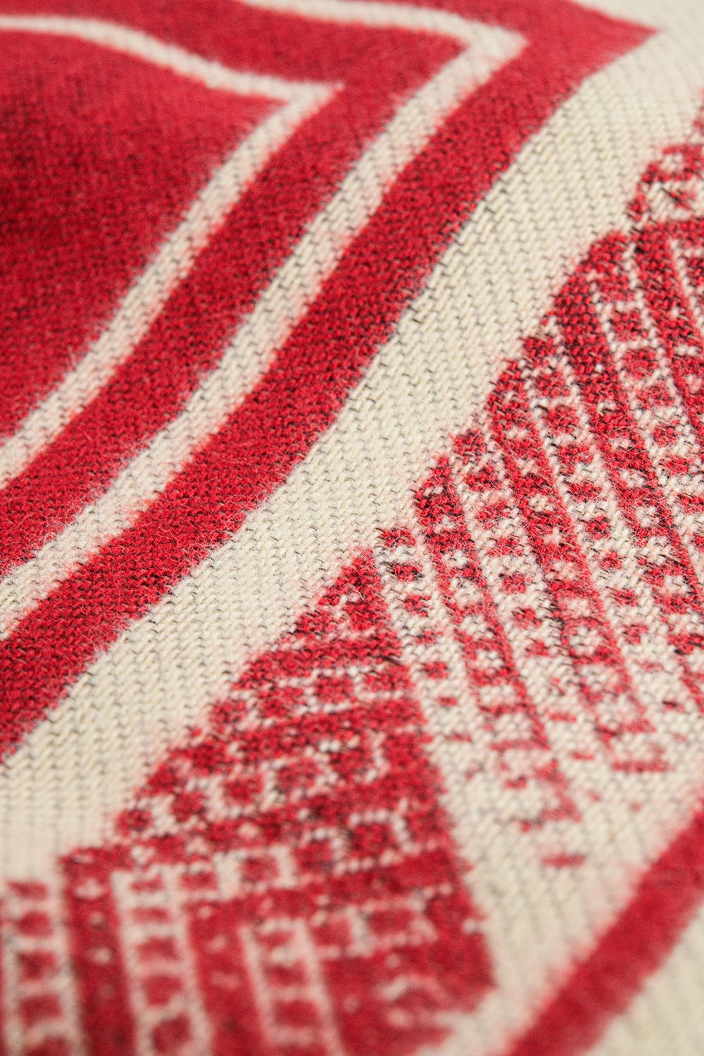 Bufanda de punto roja con estampado geométrico