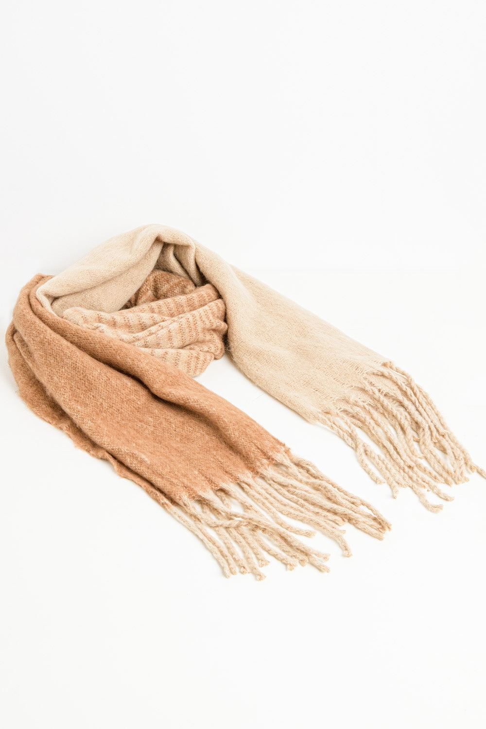 Bufanda de rayas con flecos en beige