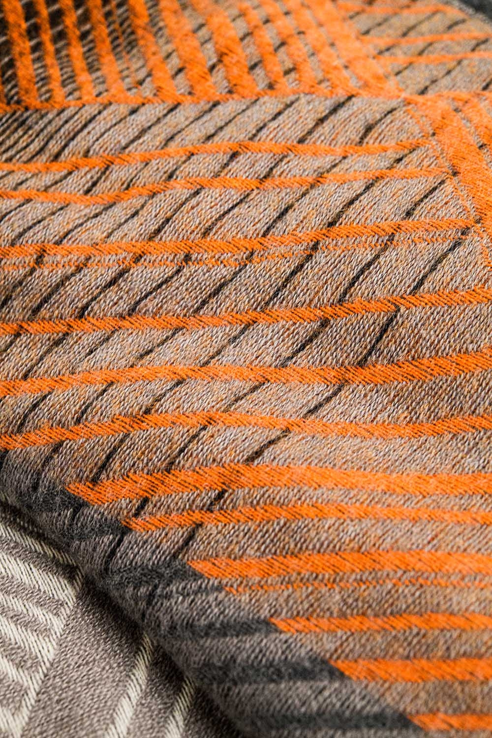 Bufanda en naranja y negro a rayas