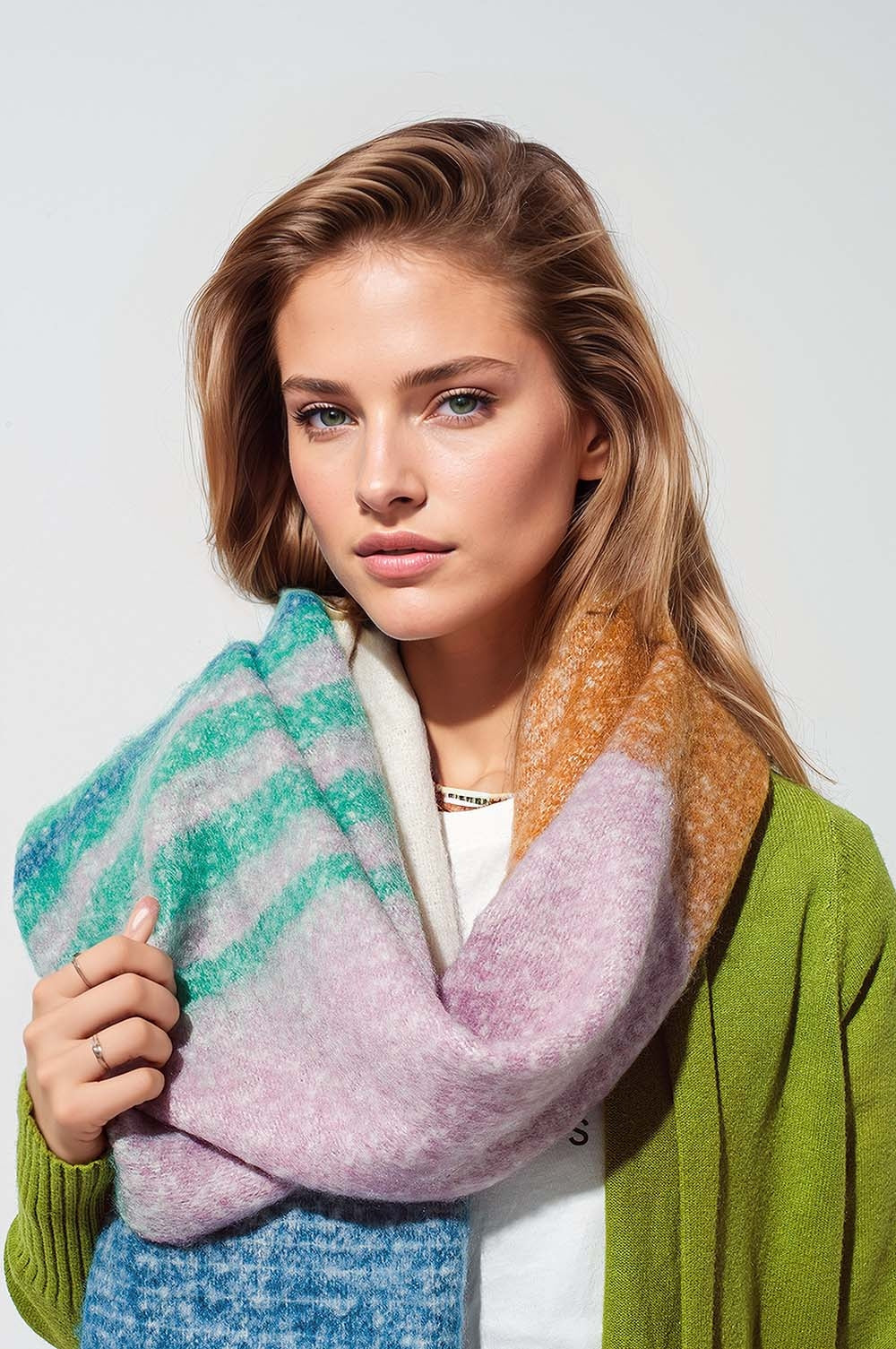 Bufanda Mullticolores Chunly Knit en rayas multicolor en verdes y azules