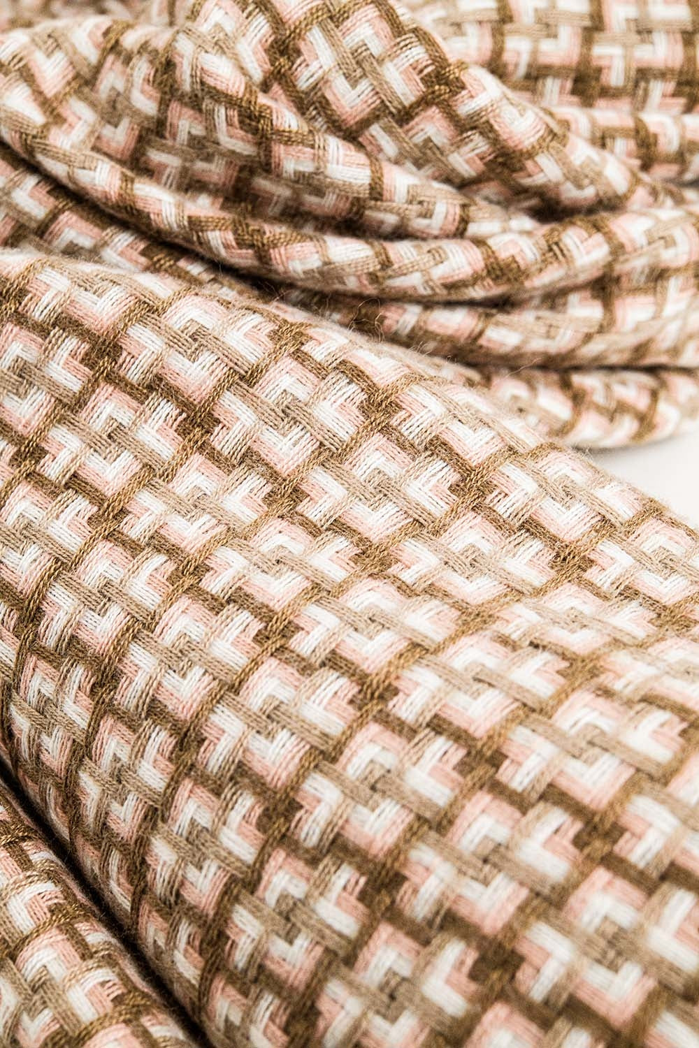 Bufanda rosa pastel supersuave estampado geometrico