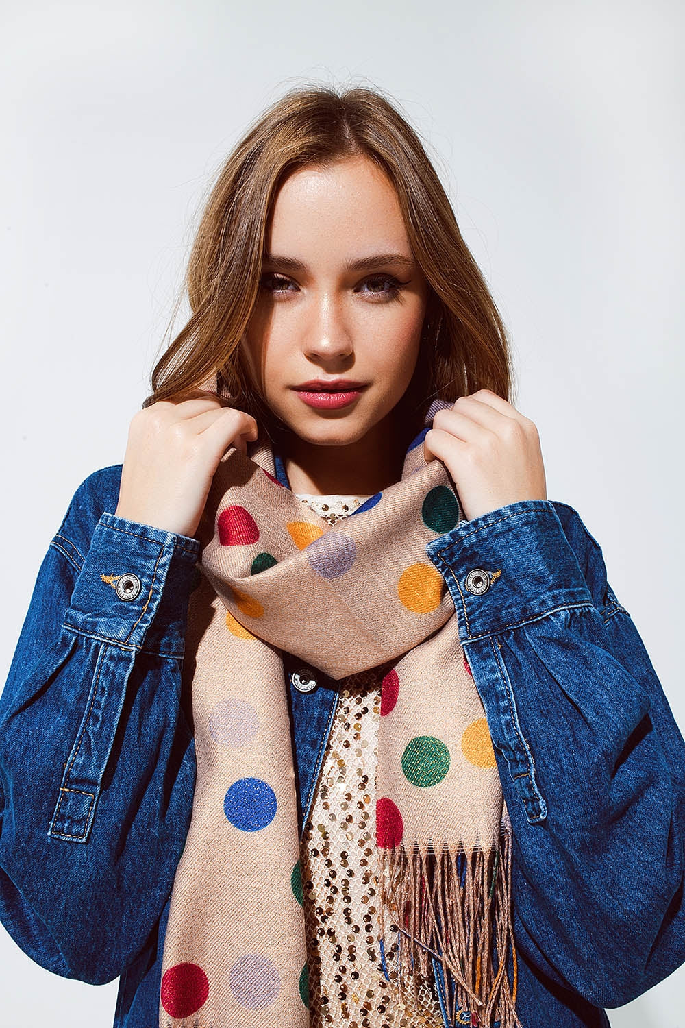 Bufanda suave de lunares multicolores en beige