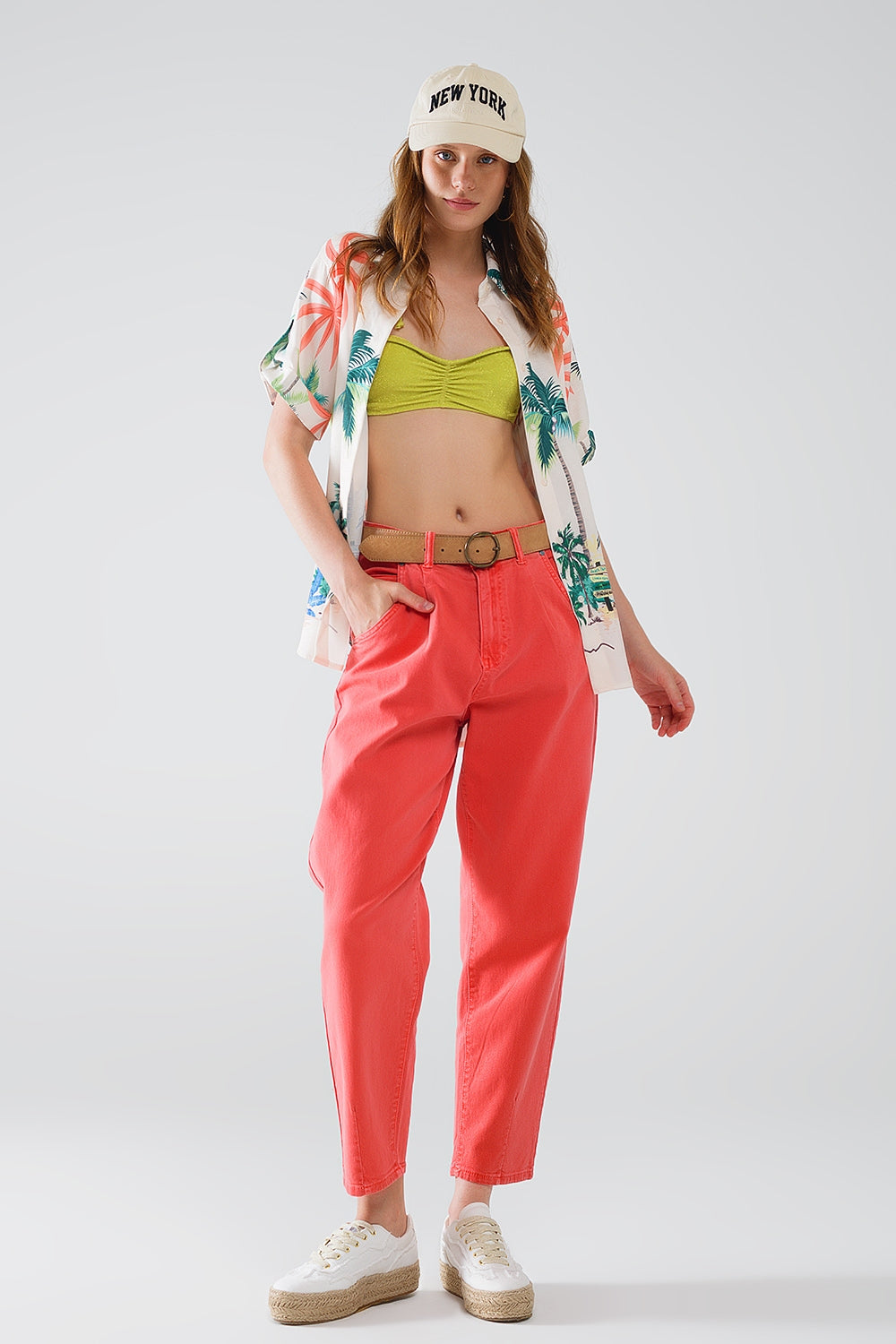 Camisa abotonada crema con estampado playero y cuello polo