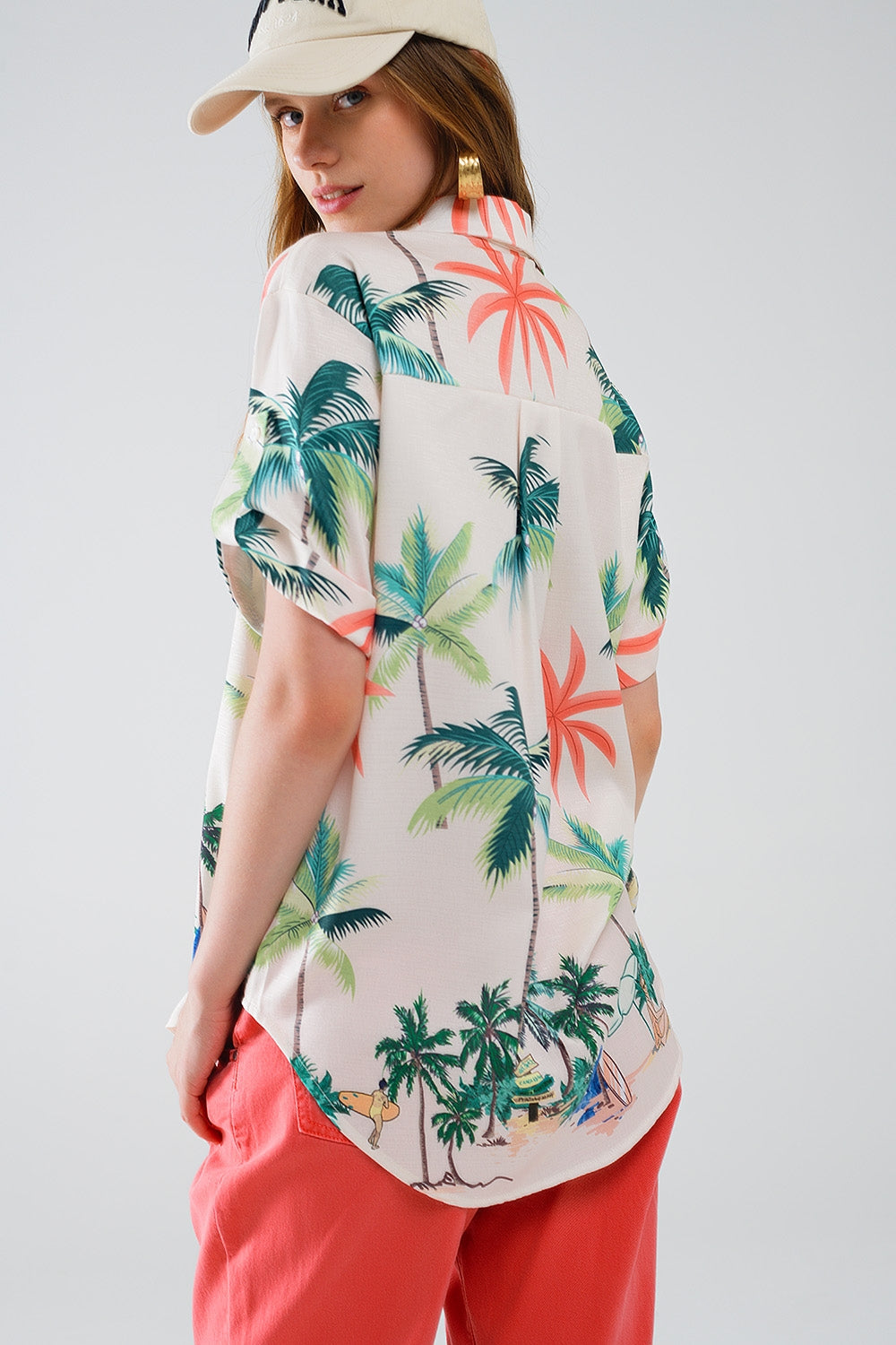 Camisa abotonada crema con estampado playero y cuello polo