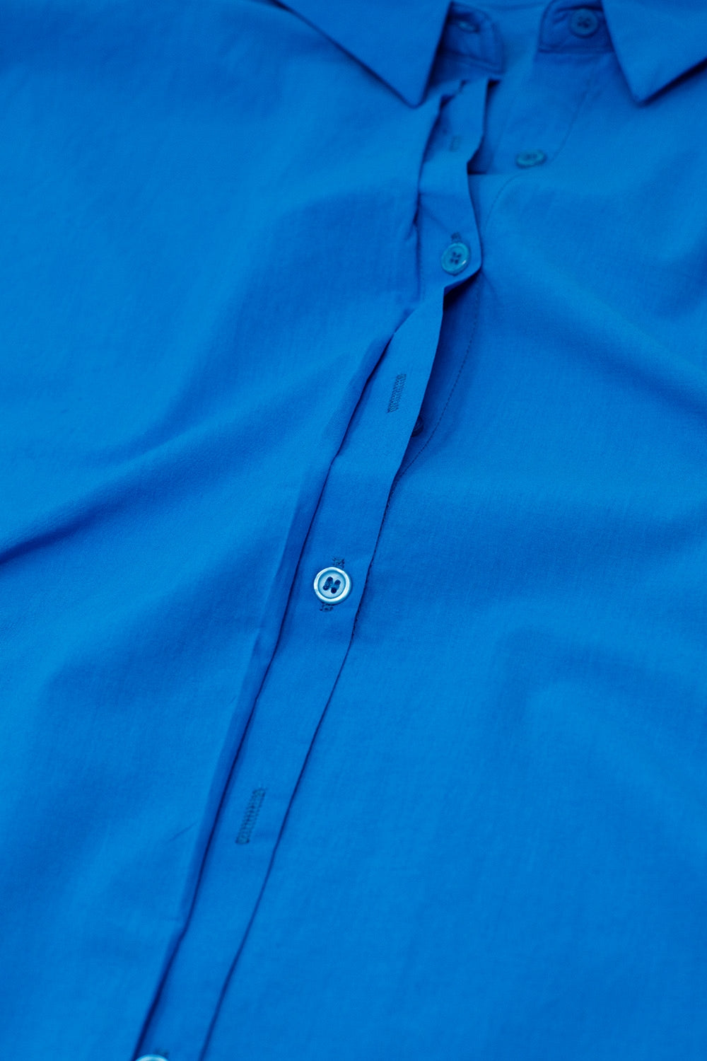 Camisa abotonada de manga corta en azul
