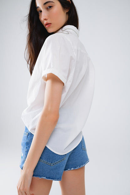 Camisa abotonada de manga corta en blanco