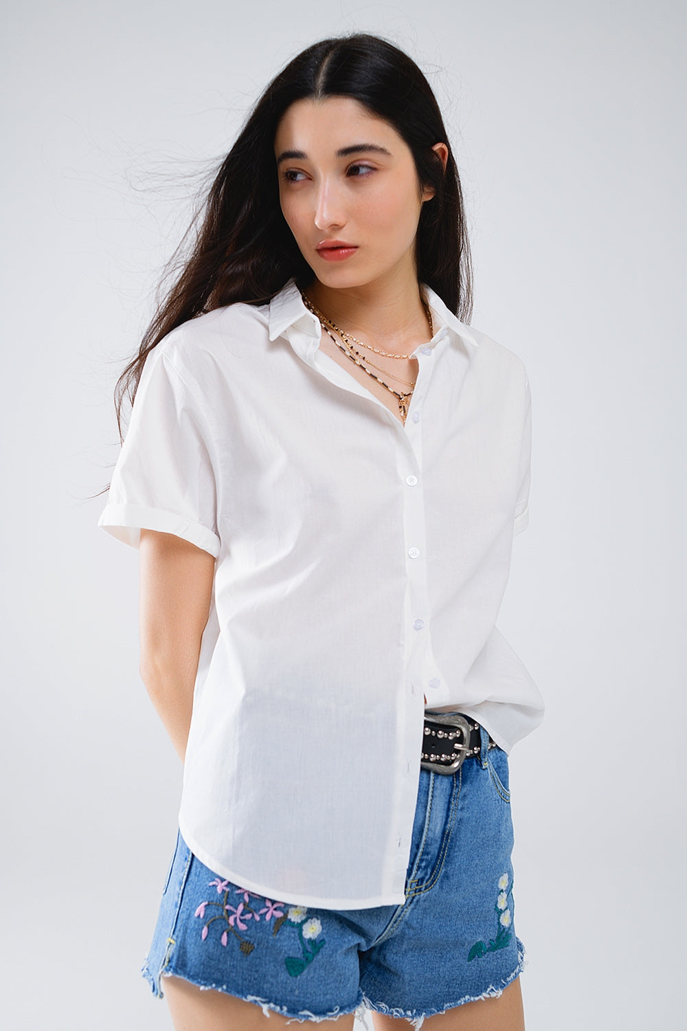 Camisa abotonada de manga corta en blanco