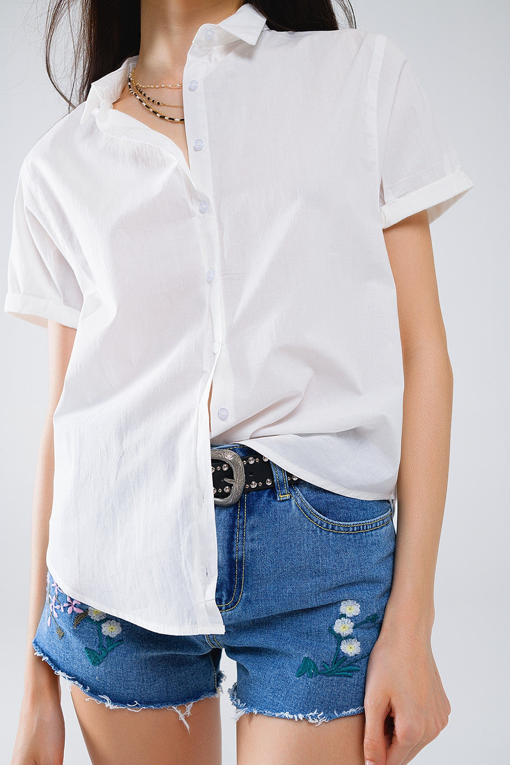 Camisa abotonada de manga corta en blanco