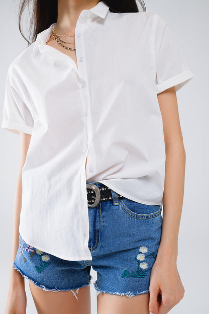 Camisa abotonada de manga corta en blanco