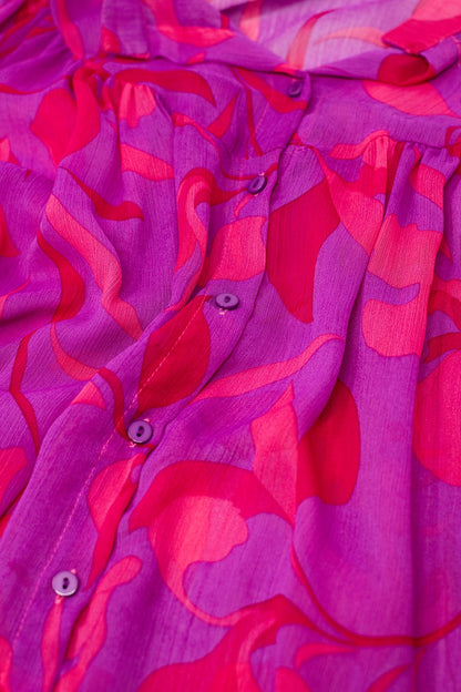 Camisa abstracta de manga corta en rosa y rojo