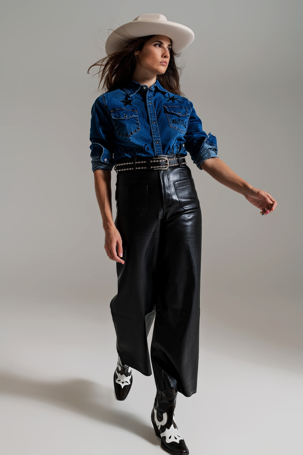 camisa ajustada vaquera con detalles gráficos negros con strass