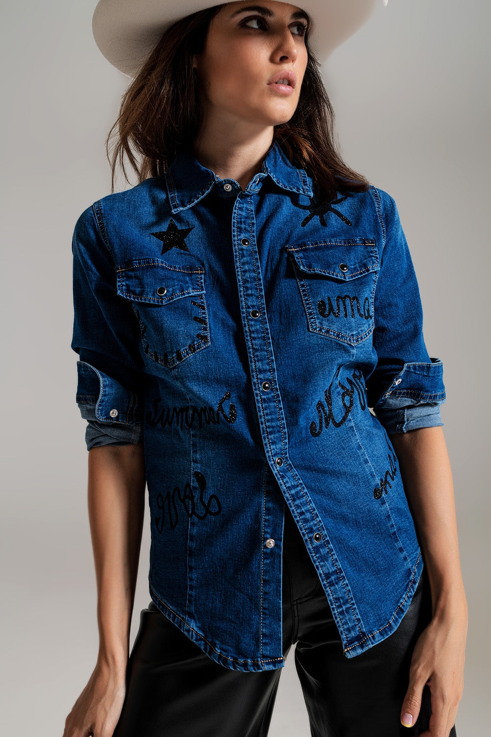 camisa ajustada vaquera con detalles gráficos negros con strass