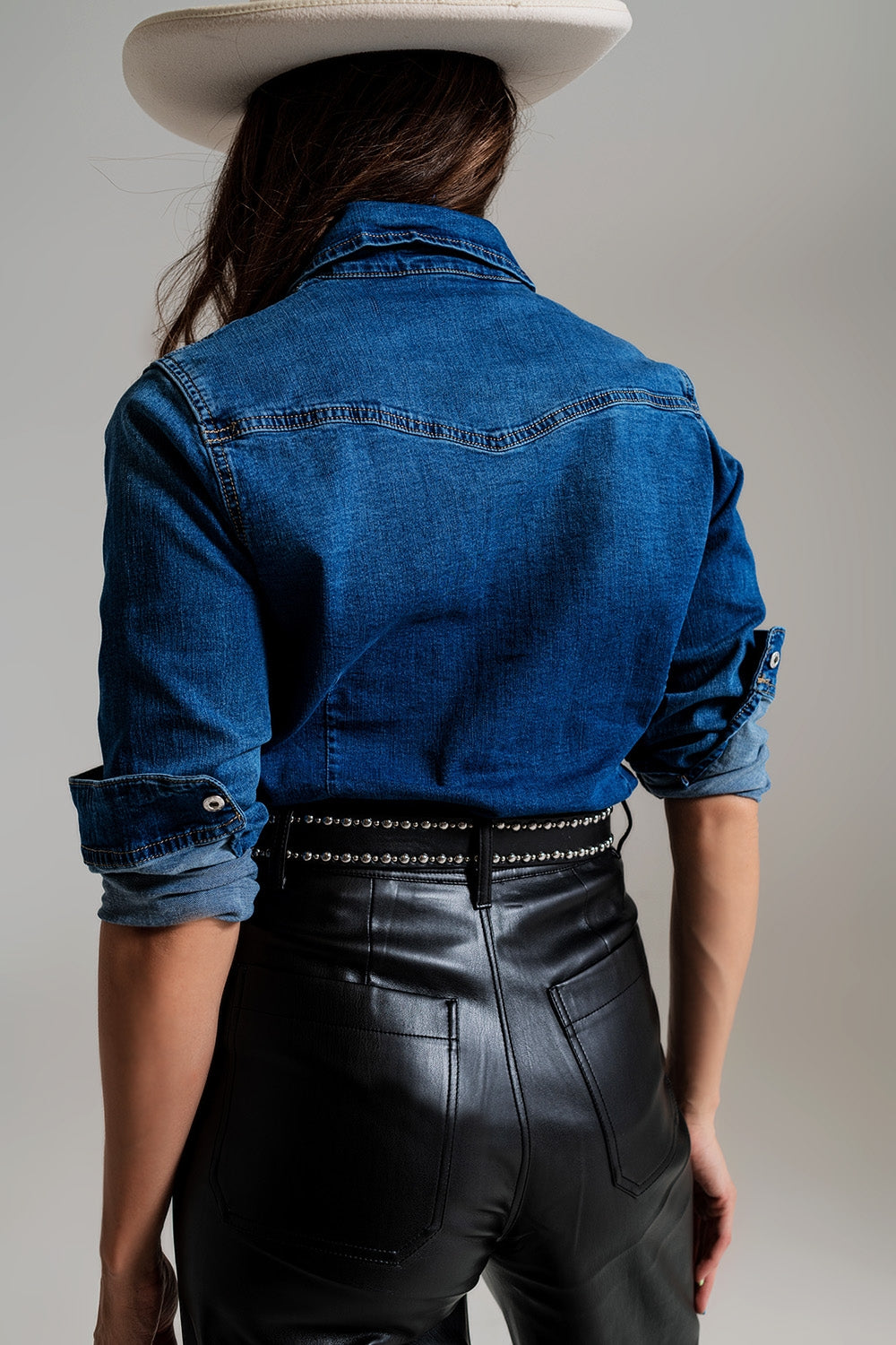 camisa ajustada vaquera con detalles gráficos negros con strass