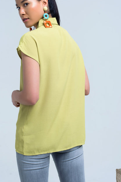 Camisa amarillacon detalle de rejilla