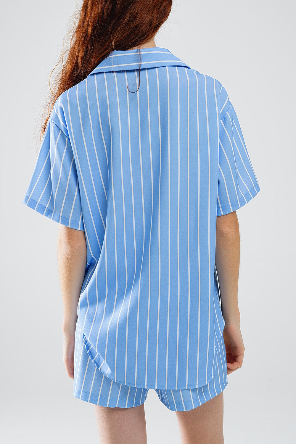 Camisa azul a rayas de manga corta