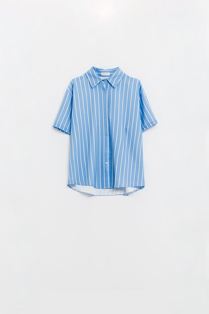 Camisa azul a rayas de manga corta