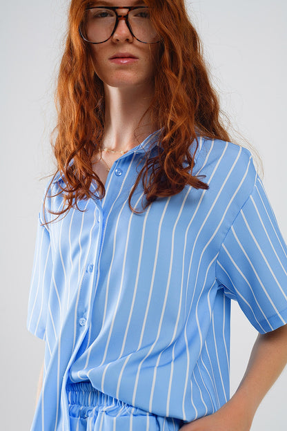 Camisa azul a rayas de manga corta