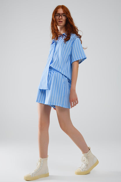 Camisa azul a rayas de manga corta