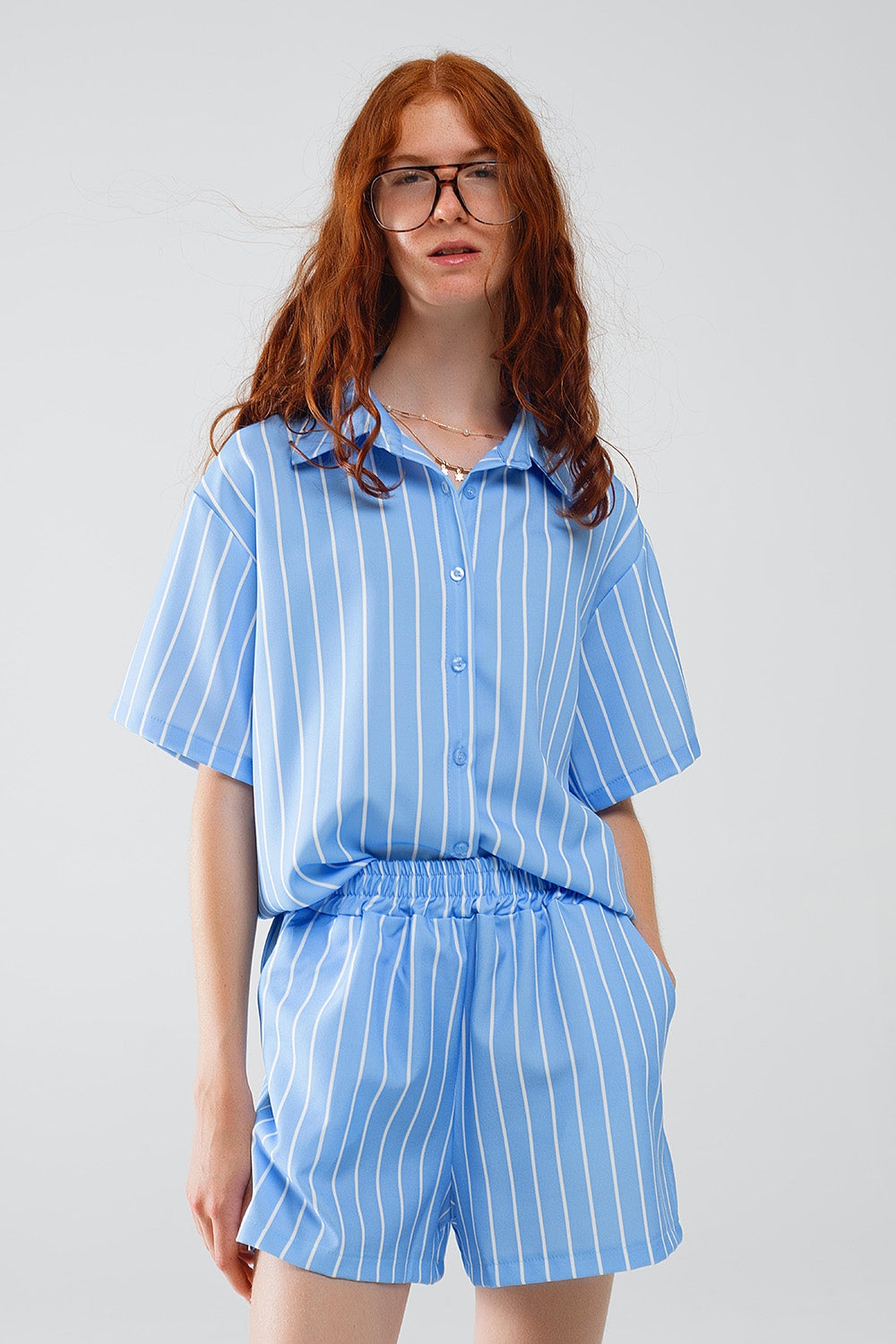 Camisa azul a rayas de manga corta