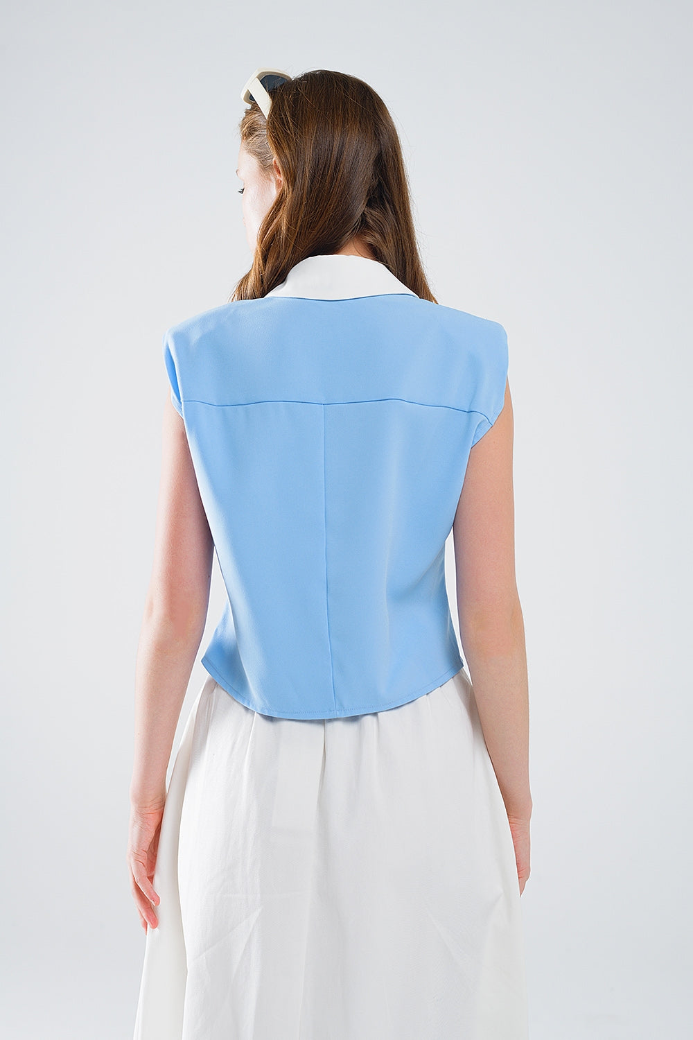 Camisa Azul Con Costuras Blancas Y Cierre De Botones