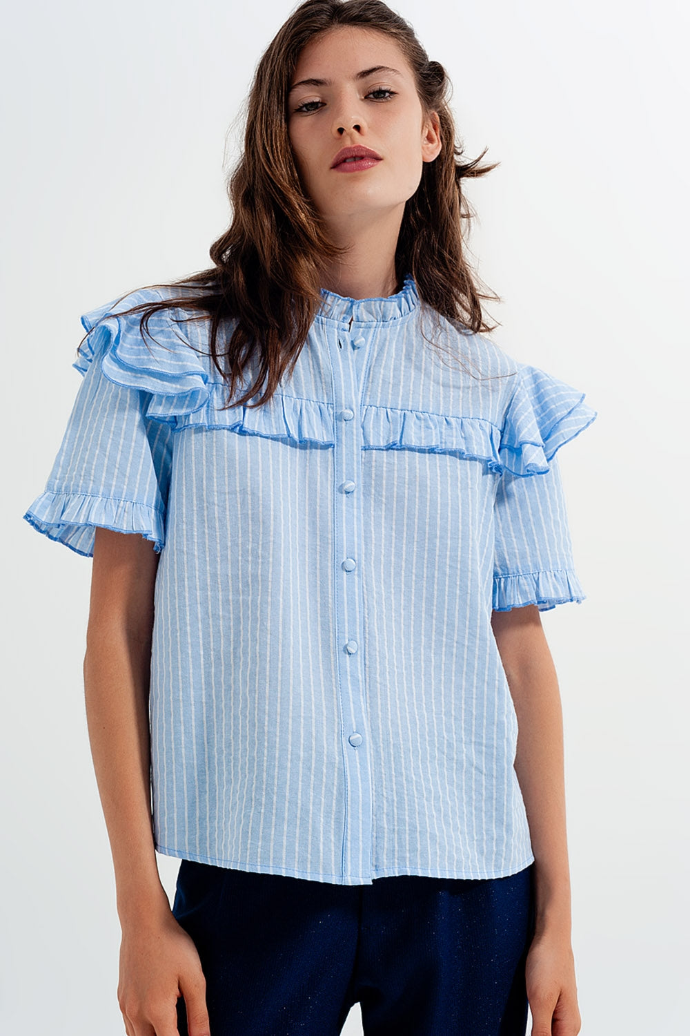 Camisa azul con detalle de volantes