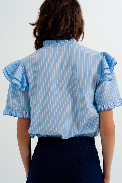 Camisa azul con detalle de volantes