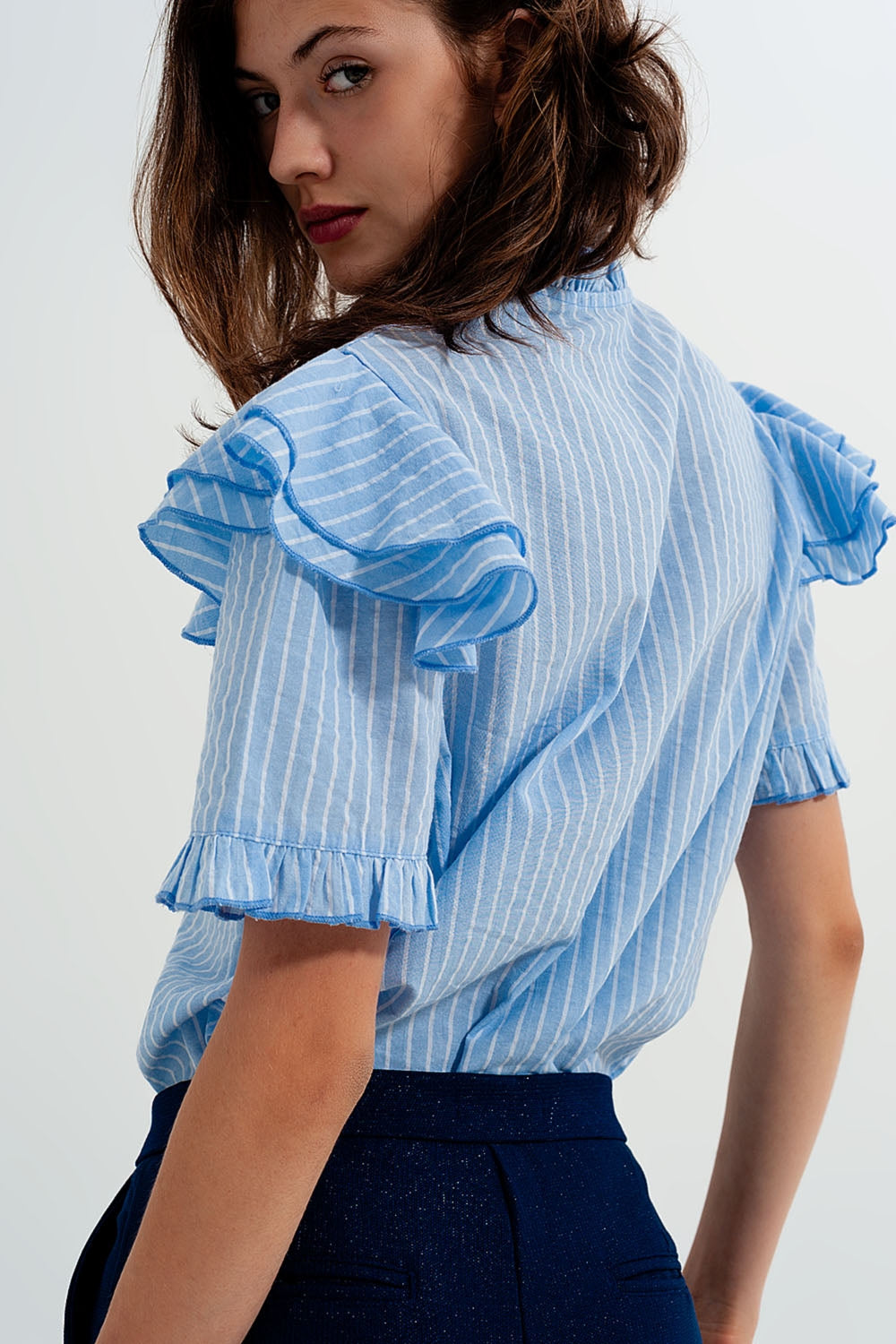 Camisa azul con detalle de volantes