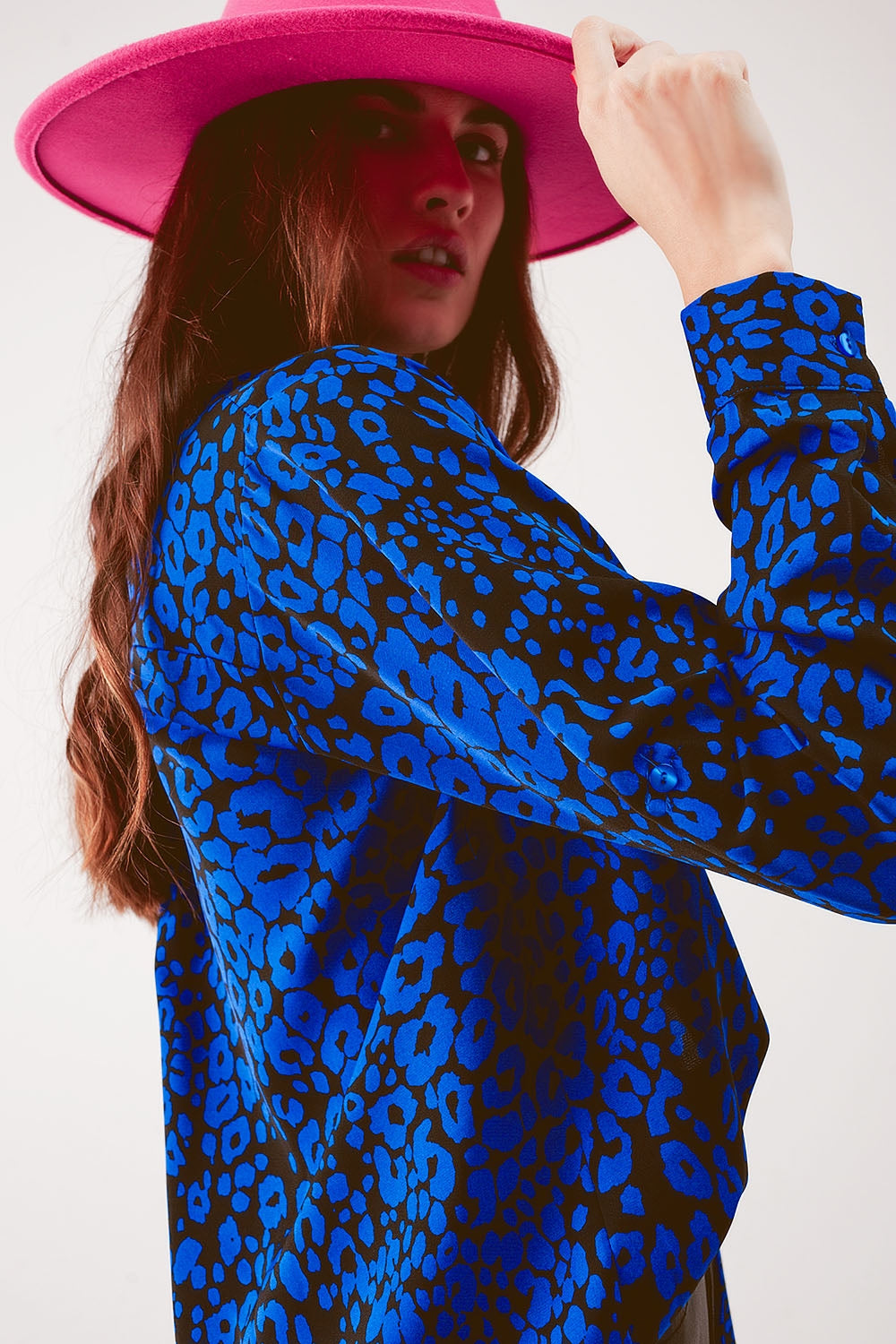 Camisa azul con estampado animal