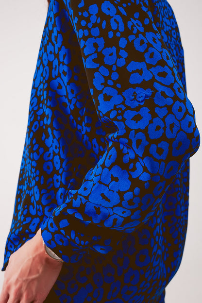 Camisa azul con estampado animal