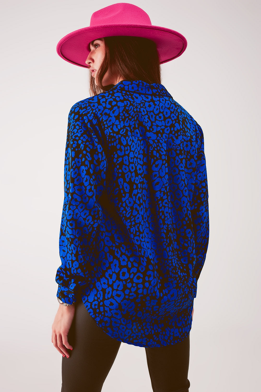 Camisa azul con estampado animal