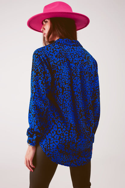 Camisa azul con estampado animal