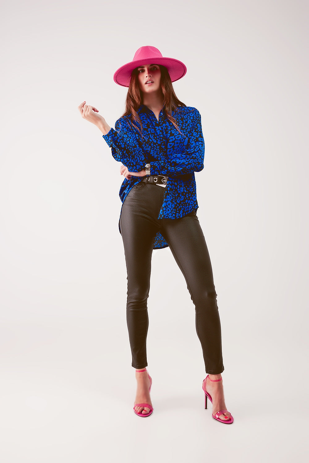 Camisa azul con estampado animal