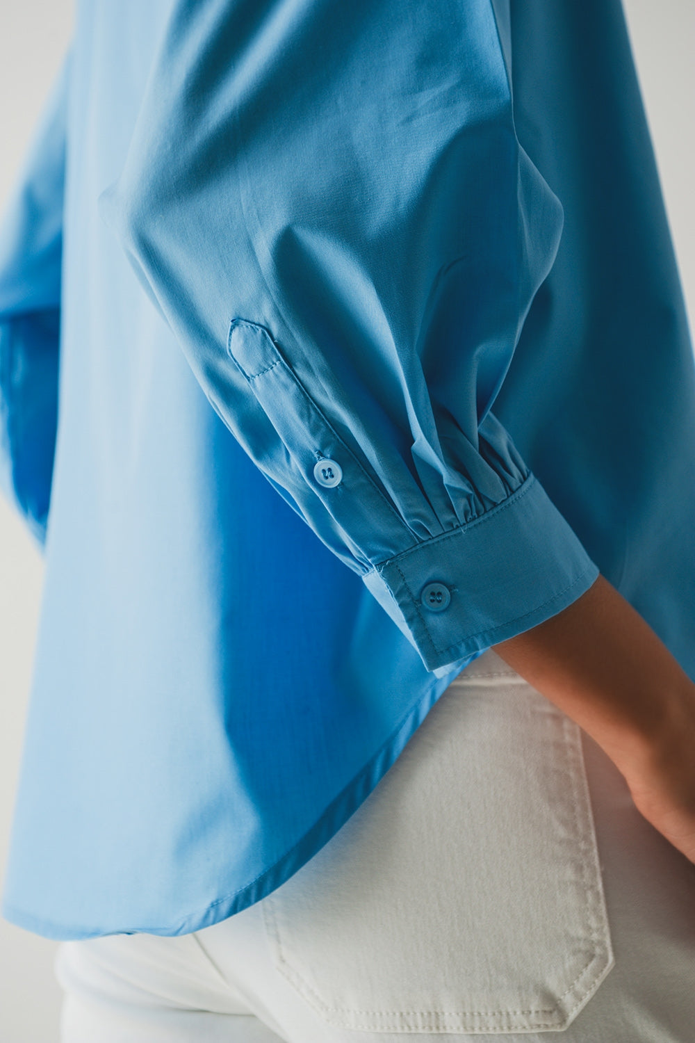 Camisa azul con mangas voluminosas de popelina