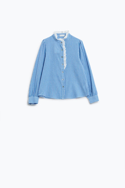 Camisa Azul Con Rayas Verticales Blancas Con Detalle De Encaje