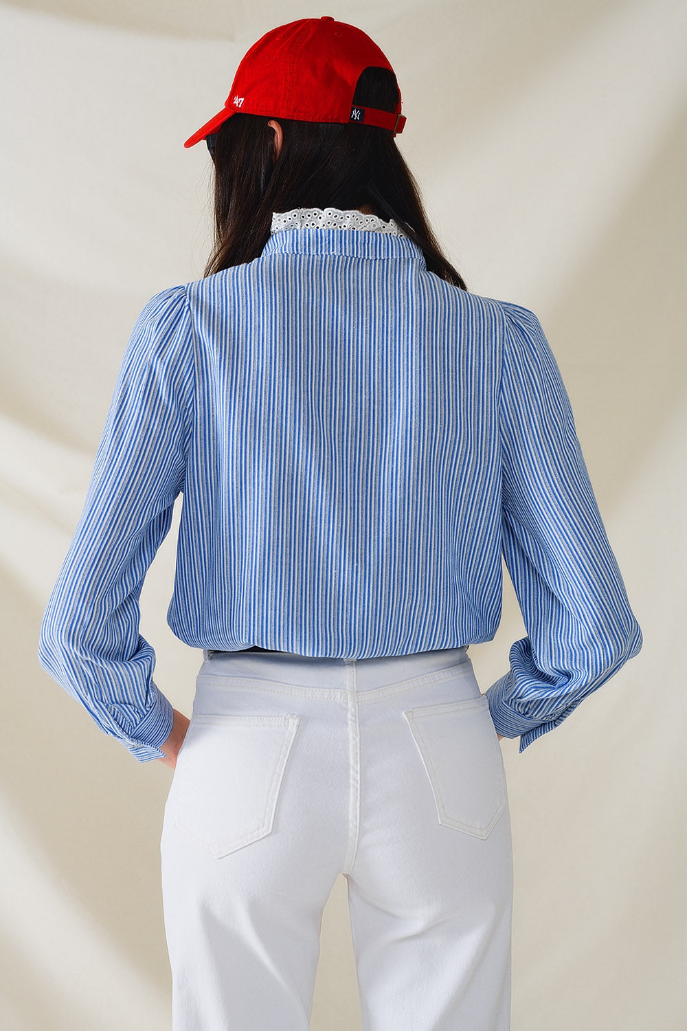 Camisa Azul Con Rayas Verticales Blancas Con Detalle De Encaje