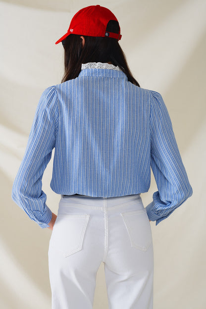 Camisa Azul Con Rayas Verticales Blancas Con Detalle De Encaje