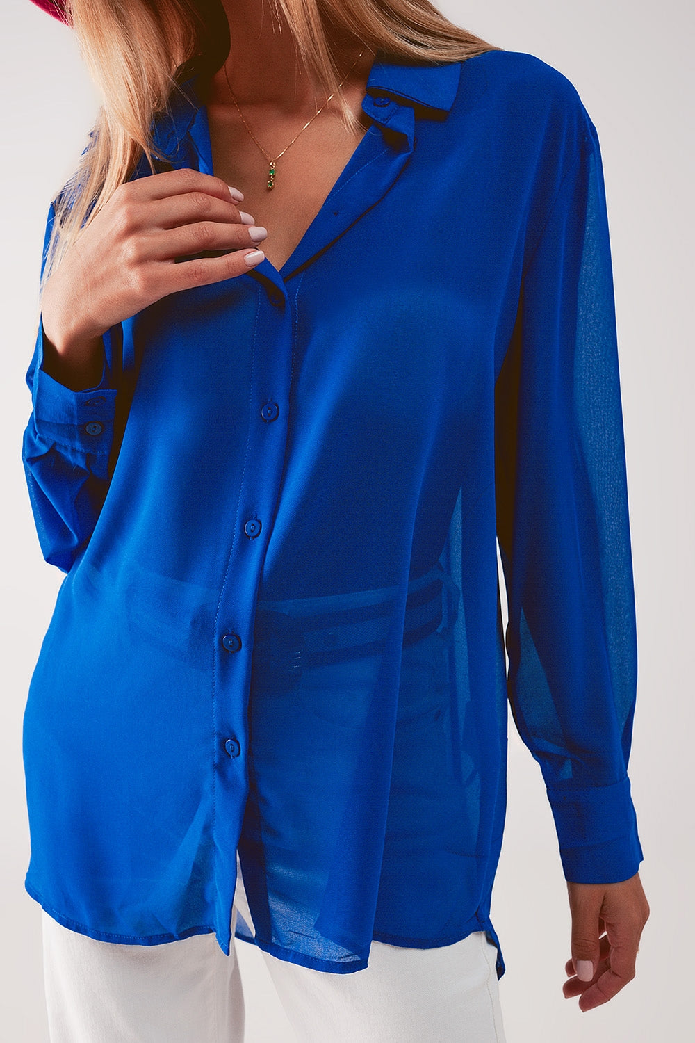 Camisa azul de chifón transparente