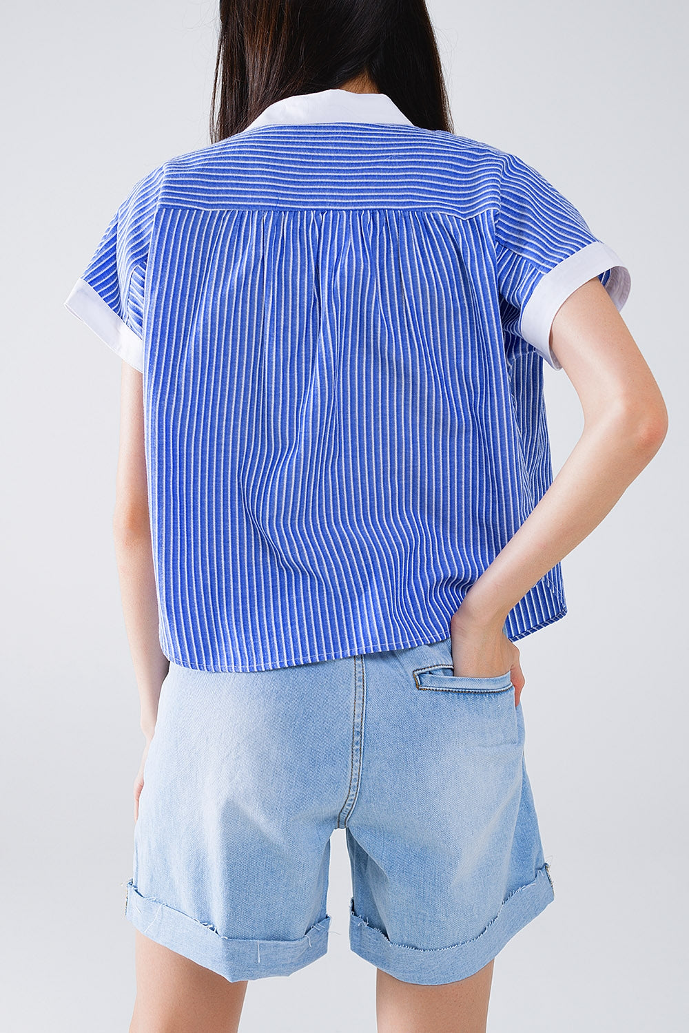 Camisa azul de manga corta y rayas verticales