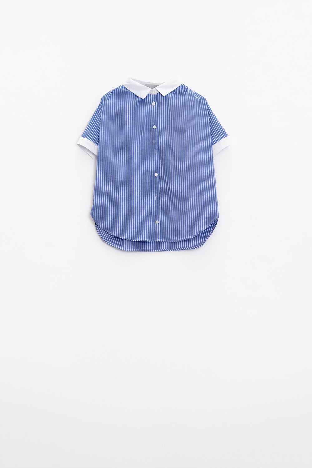 Camisa azul de manga corta y rayas verticales