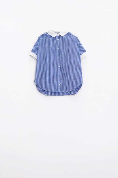 Camisa azul de manga corta y rayas verticales