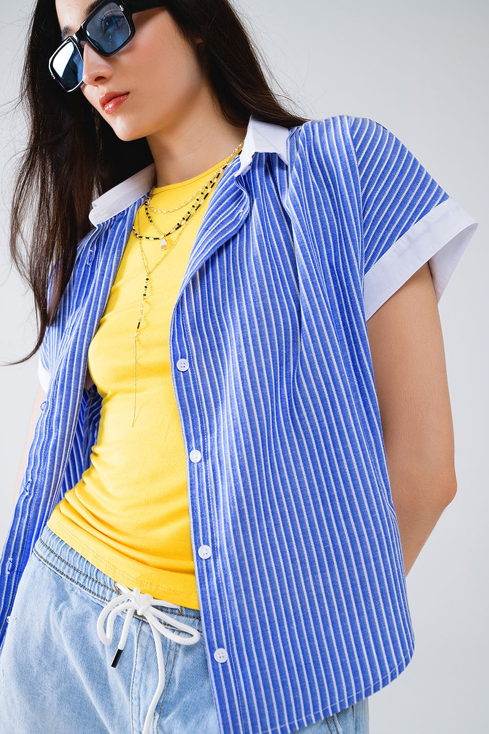 Camisa azul de manga corta y rayas verticales
