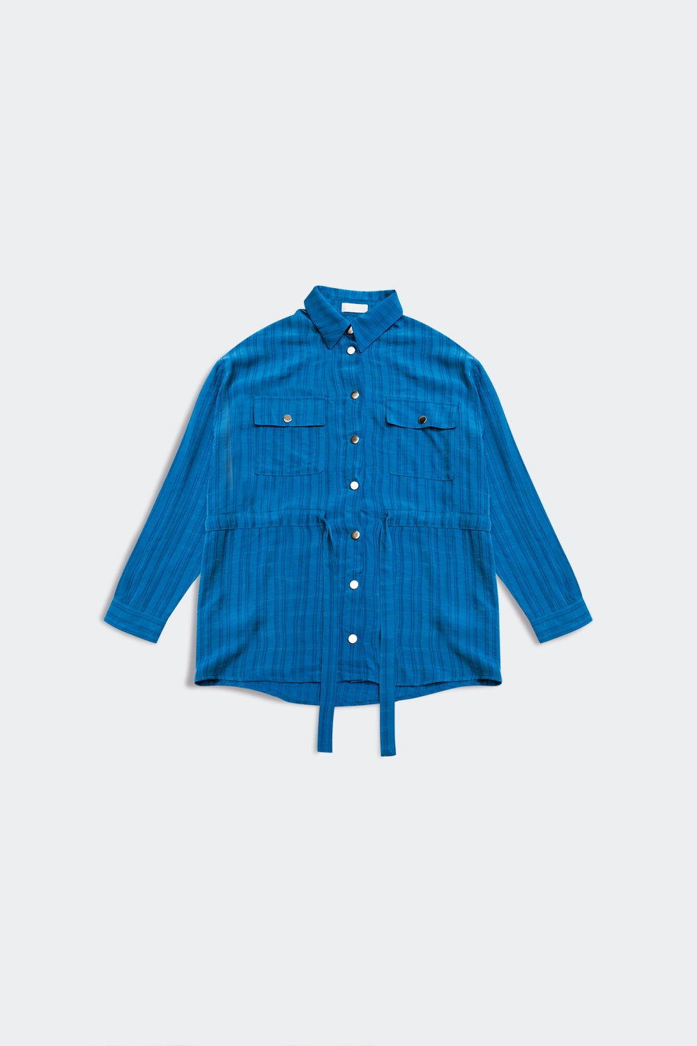 Camisa azul de manga larga con lazada en la cintura