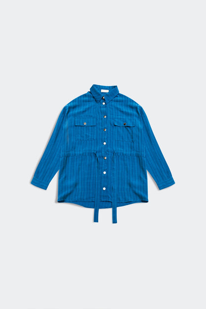 Camisa azul de manga larga con lazada en la cintura
