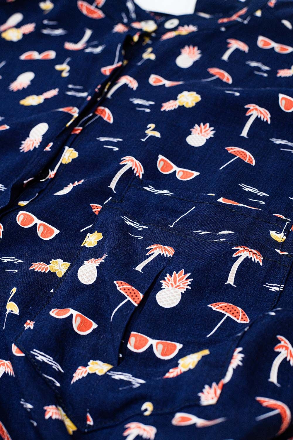 Camisa azul marino con estampado de palmeras y piñas