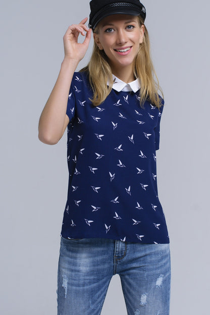 Q2 Camisa azul marino con pájaros estampados blancos