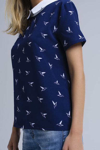 Camisa azul marino con pájaros estampados blancos