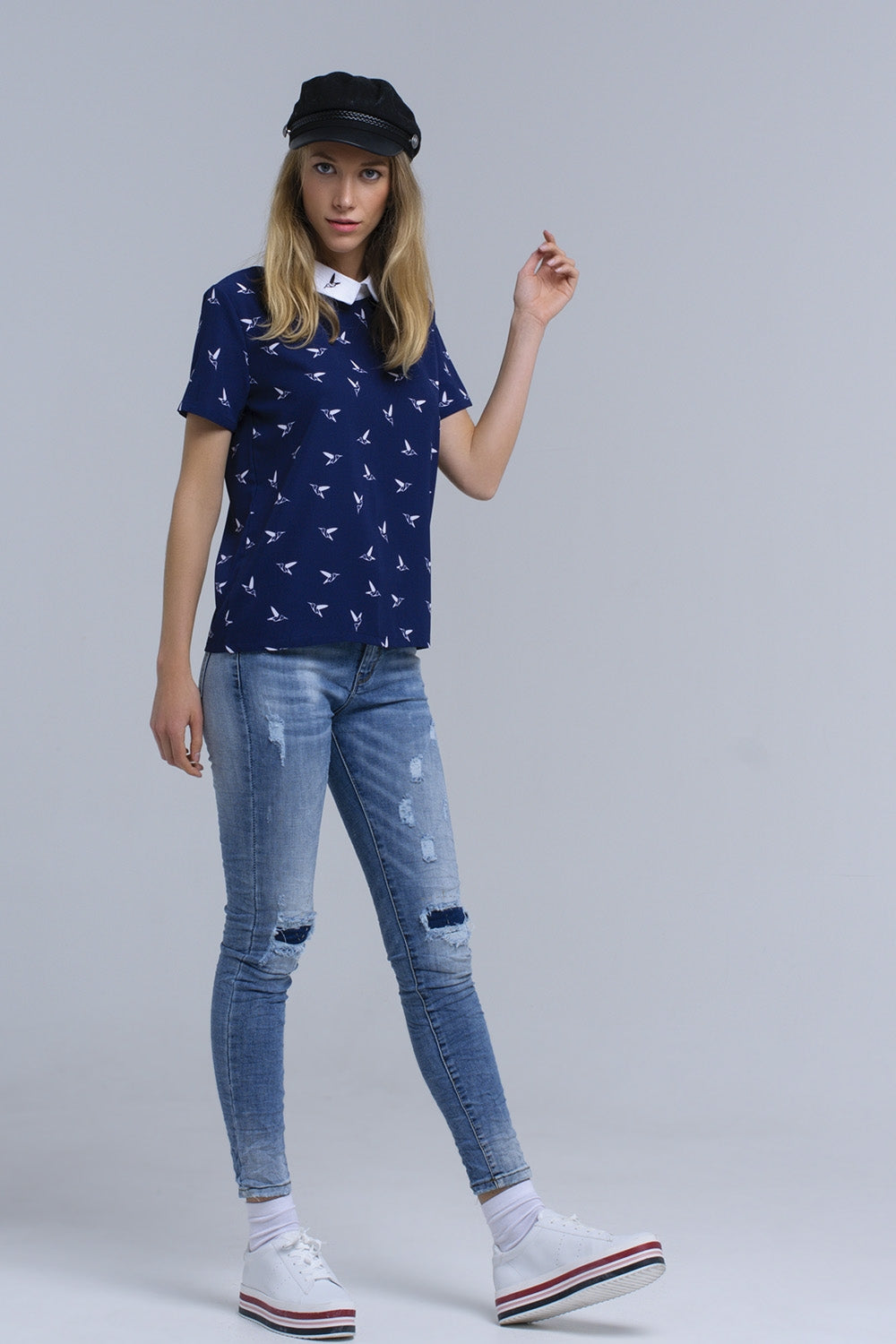 Camisa azul marino con pájaros estampados blancos