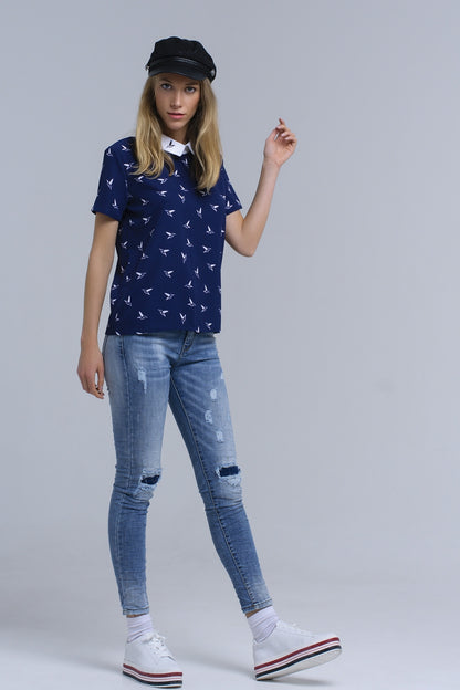 Camisa azul marino con pájaros estampados blancos
