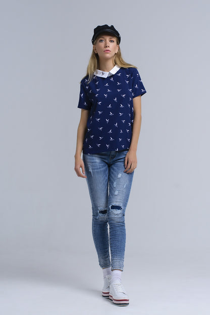 Camisa azul marino con pájaros estampados blancos
