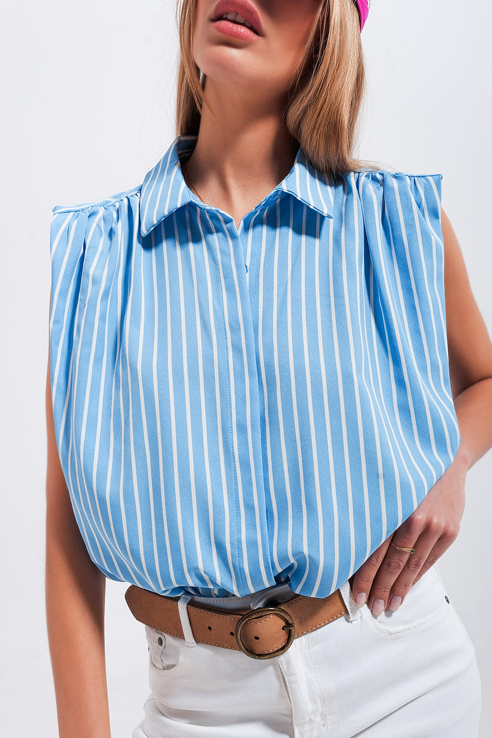 Camisa azul sin mangas a rayas